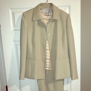 Tahari 3 piece pant suit